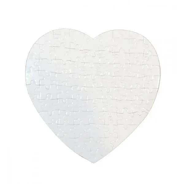 Puzzle de cartón en forma de corazón.alt
