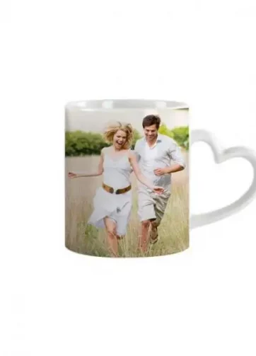 Taza de cerámica con asa corazón